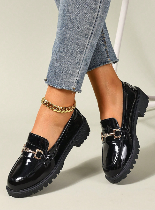 Sapatos Femininos com Fivela Dourada